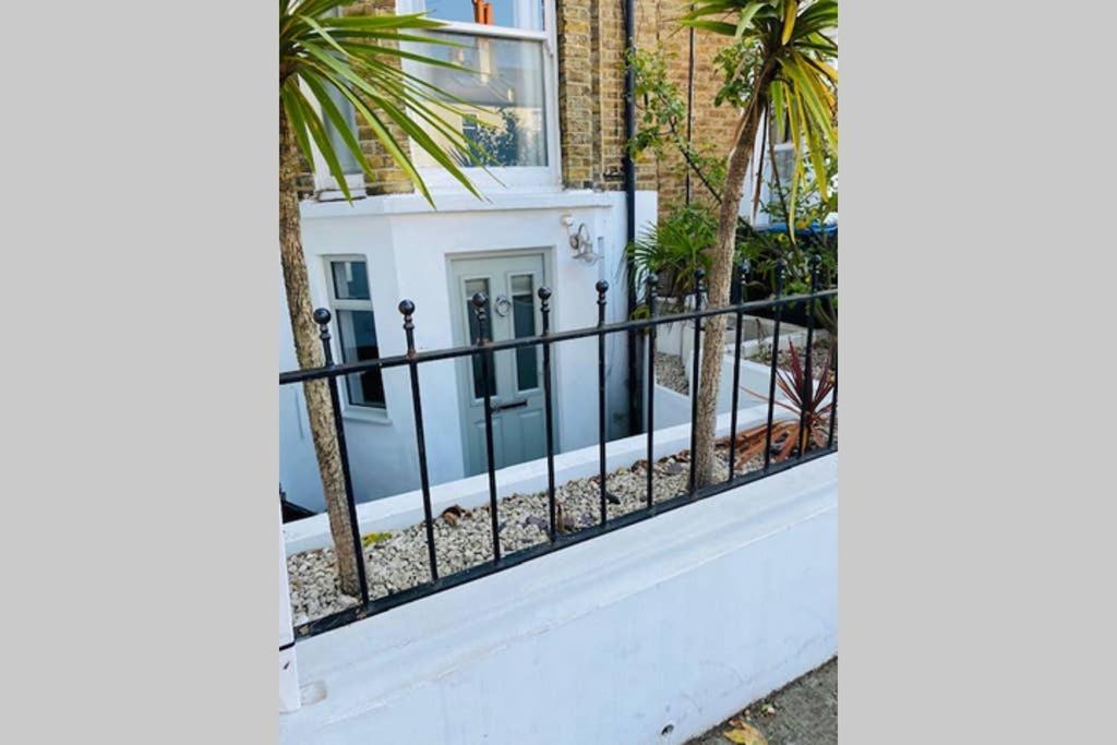 Апартаменты Stunning, Stylish Garden Flat In The Heart Of Wimbledon Лондон Экстерьер фото